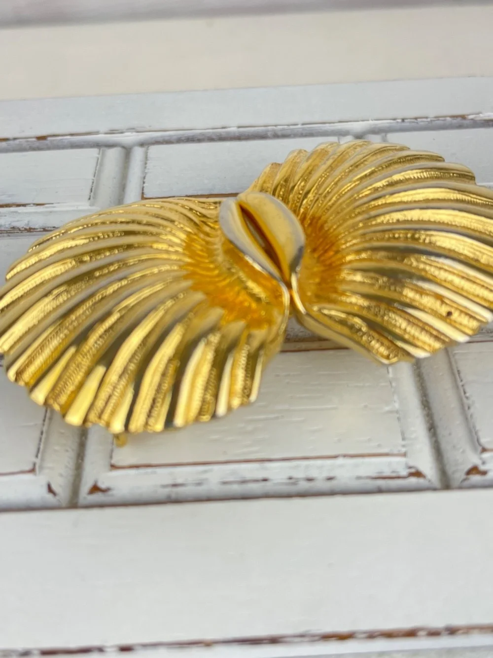 Vintage 1980s Dotty Smith Gold-tone Scallop Shell Belt Buckle